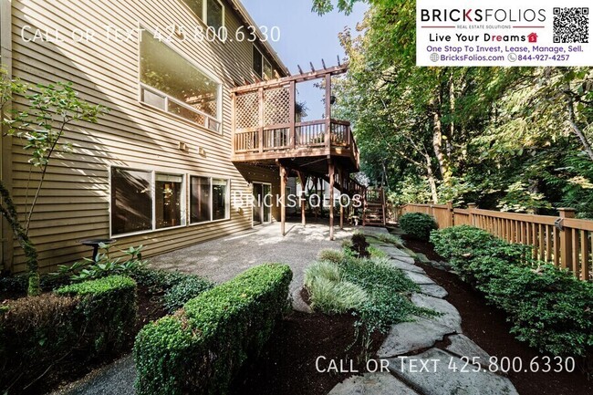 Building Photo - Elegant Lakeside Living Awaits in Issaquah...