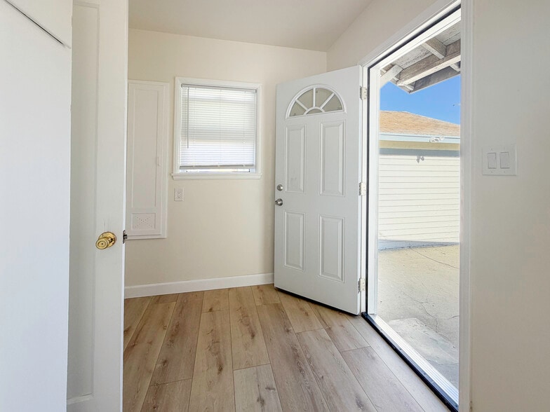 (A) Entry Room - 1722 E Victoria Ave