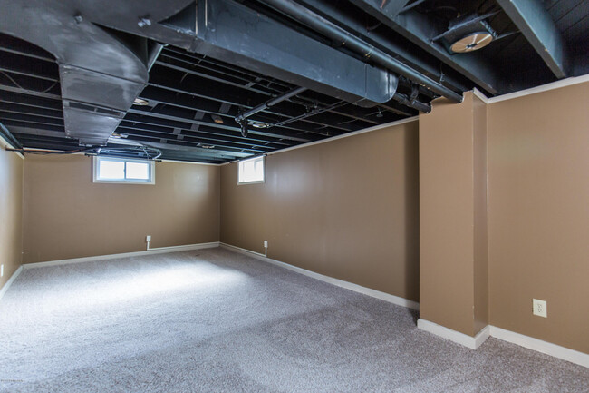 Building Photo - 4016 Hillsboro Rd