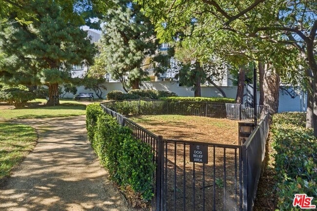 Building Photo - 2222 Ave of the Stars