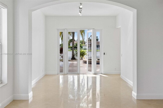 Building Photo - 926 Marina Dr