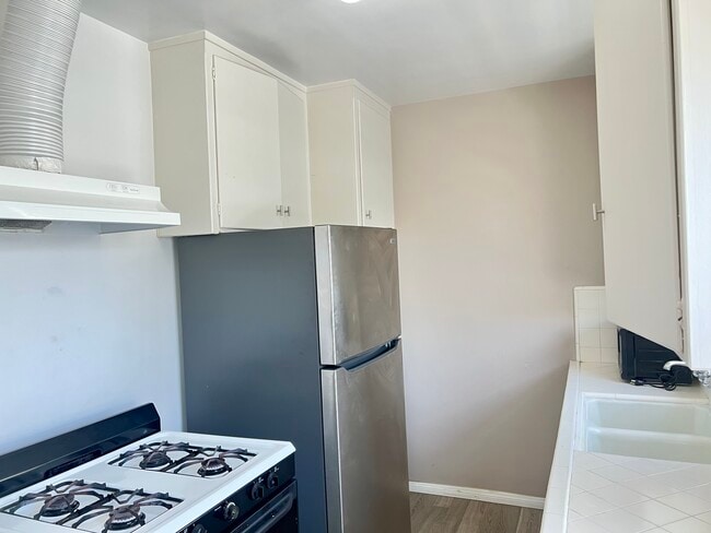 Kitchen - 122 Elm Ave