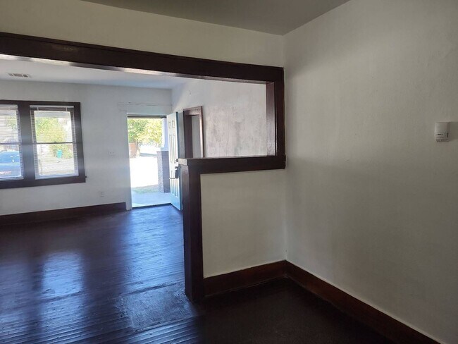 Building Photo - 2 bedroom 1 bathroom home