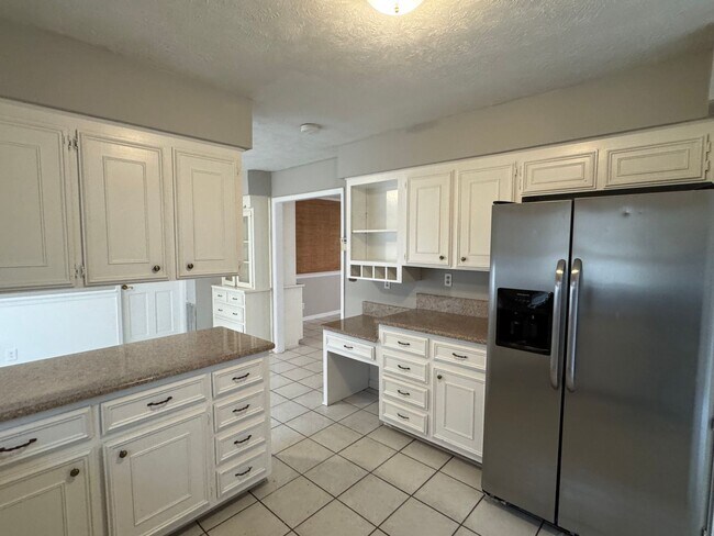 Building Photo - Large FOUR bedroom in Brentwood