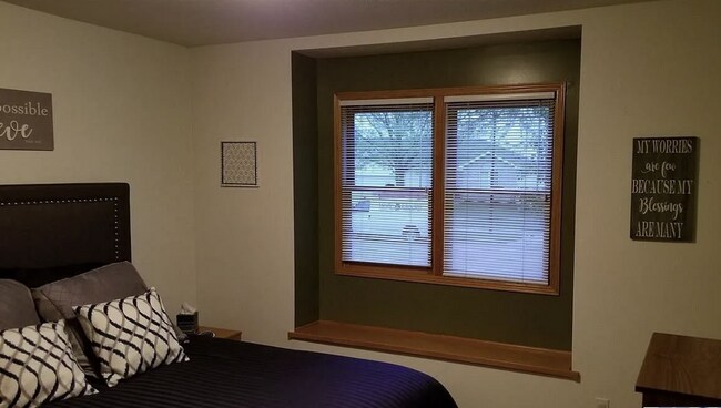 Building Photo - 5 Bedroom Single Family Home.  Great Location!