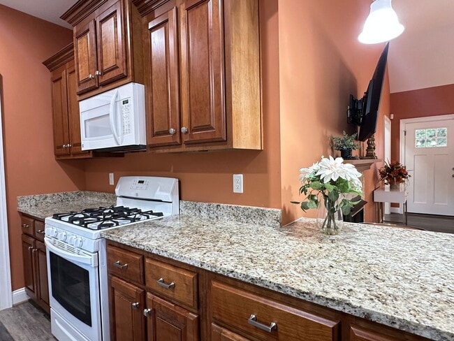 Building Photo - Lovely Custom Built Home with 2 Car Garage and Lots of Privacy