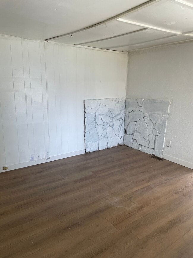 Building Photo - 870 Eden Dr