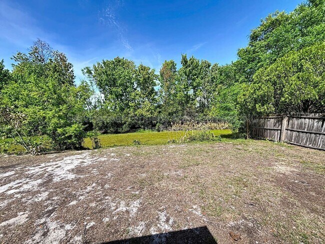 Building Photo - 10597 101st Ave