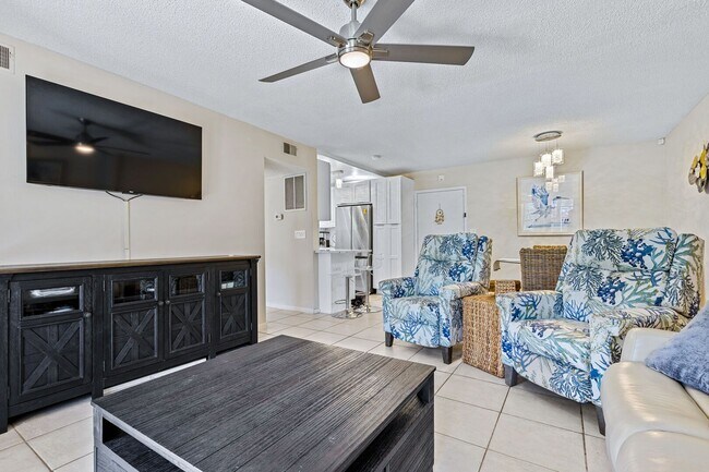 Building Photo - 3800 Saxon Dr