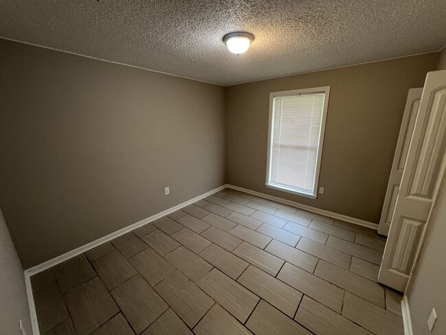 Building Photo - Charming 3-Bedroom Home on Quiet Dead-End ...