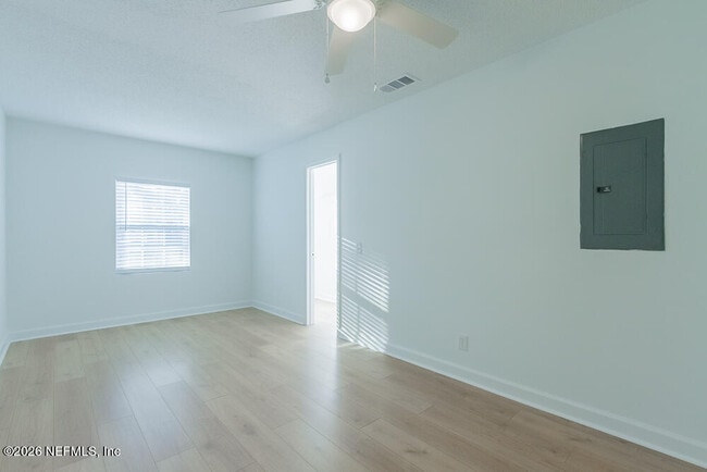 Building Photo - 563 Staffordshire Dr E