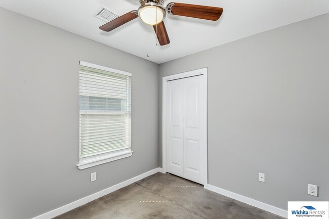 Building Photo - 3 bedroom 2 bath duplex
