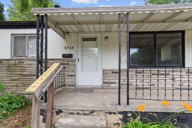 Building Photo - 2 bedroom $1300