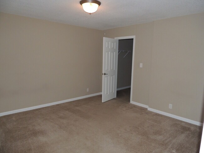 Building Photo - 3 bed, 2 bath, 2 car garage townhouse w/ b...
