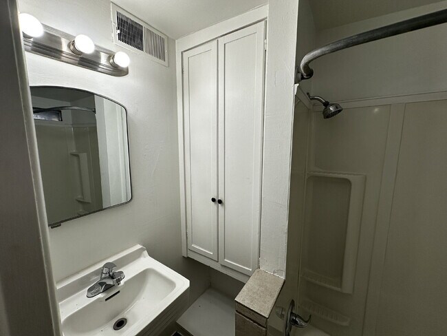 Building Photo - "Charming 1-Bed Oasis in Denver's Heart – Cozy Comforts!"