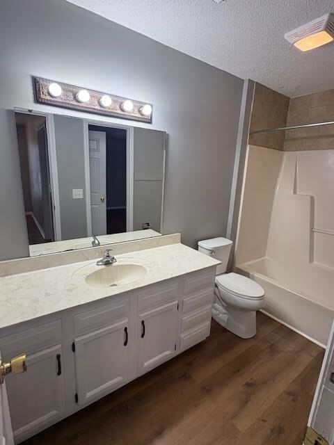 Building Photo - 102 W Victoria Ct