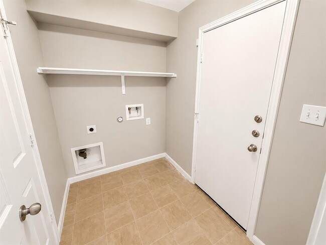 Building Photo - 220 Adriana Ln