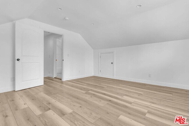 Building Photo - 261 W 43rd Pl