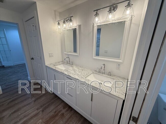 Building Photo - 1130 W Lake Brantley Rd