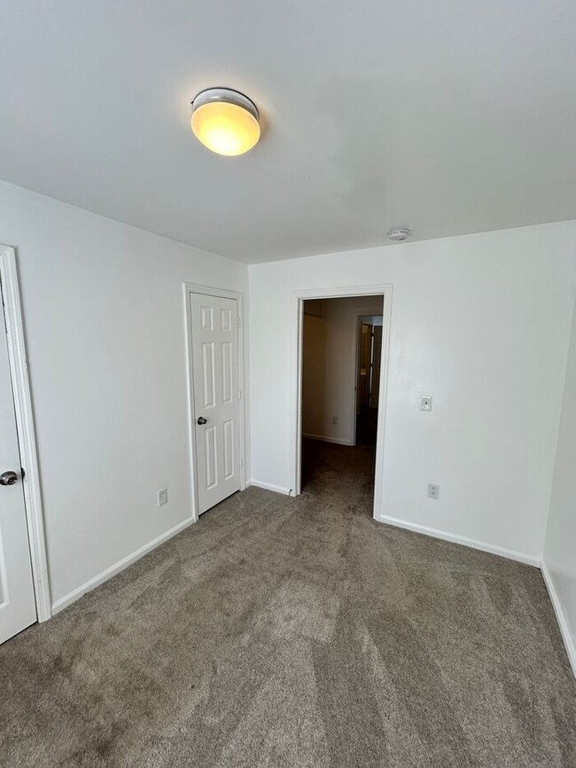 Building Photo - Spacious 4-Bedroom Duplex with Modern Amen...
