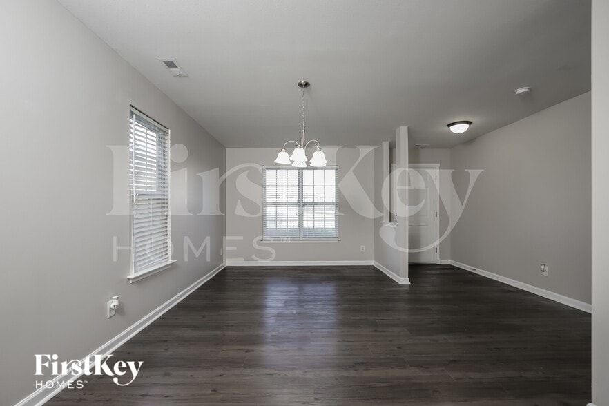 Building Photo - 612 Brassfield Dr