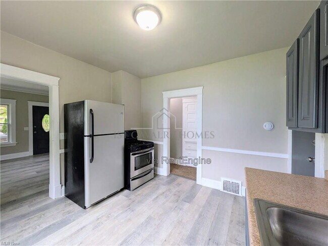 Building Photo - 10302 Lamontier Ave
