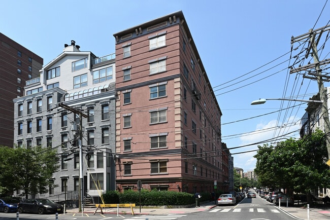 Building Photo - 84 Bloomfield St