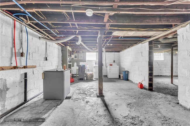 Building Photo - 1174 La Croix Ave