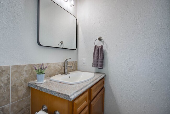 Building Photo - Penthouse level condo with views of canal and trail!