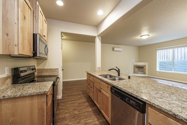 Building Photo - 3 Bedroom 2.5 Bath Townhome - Convenient R...