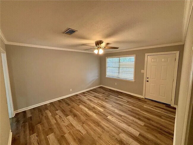 Building Photo - 466 Pinehill Dr