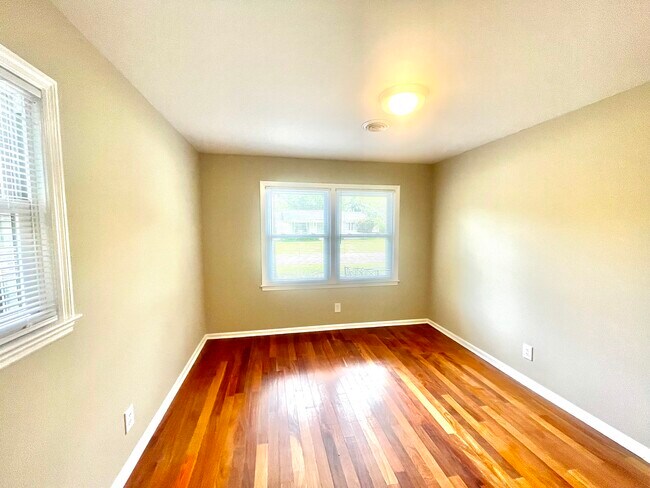 Building Photo - 1431 Glencoe Dr