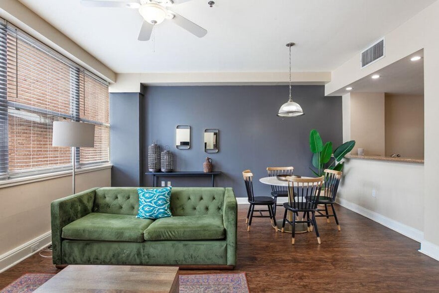 Building Photo - 925 Common St