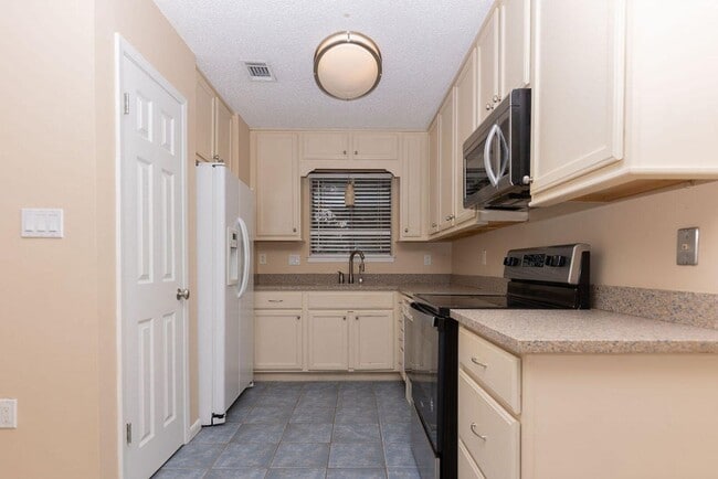 Building Photo - 44 Berwick Cir