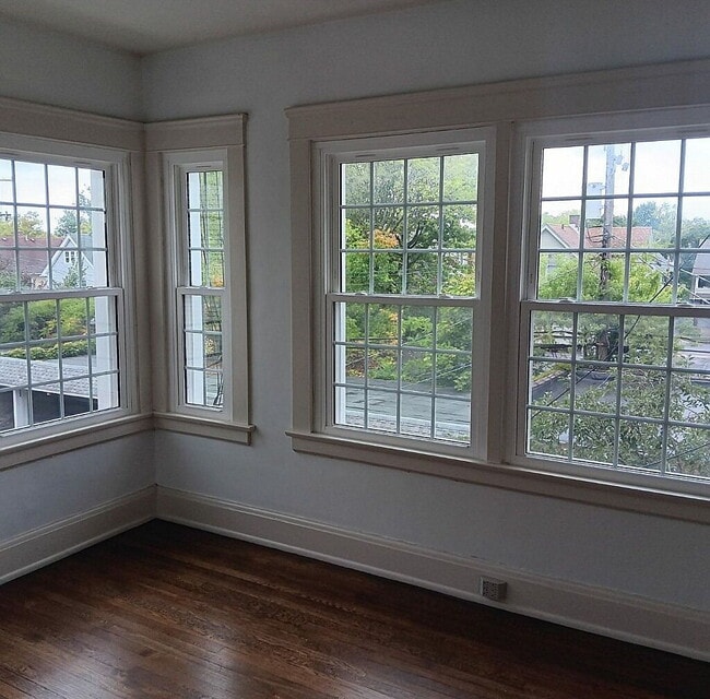 Building Photo - "Charming 2-Bedroom Retreat with Spacious Living in Cleveland Heights – 1243 Sq Ft of Comfort!"