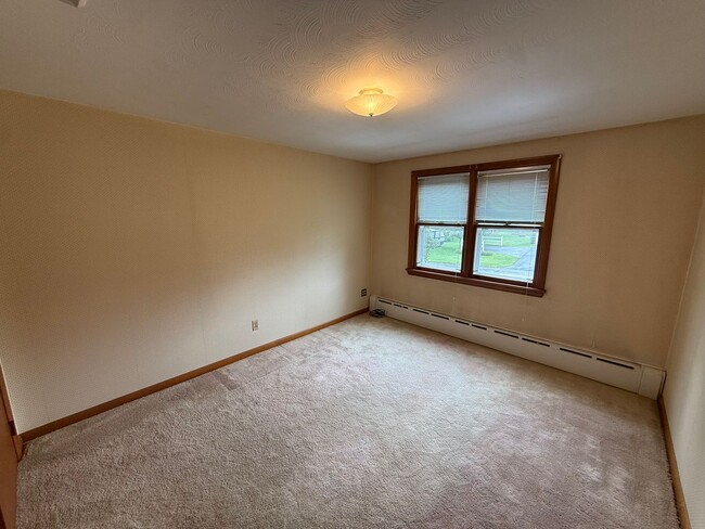 Building Photo - Beautiful 3 Bed, 1 Bath Single Family for Rent in Broad Brook!