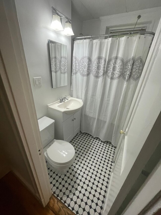 Building Photo - Brand new renovated studio with full kitch...