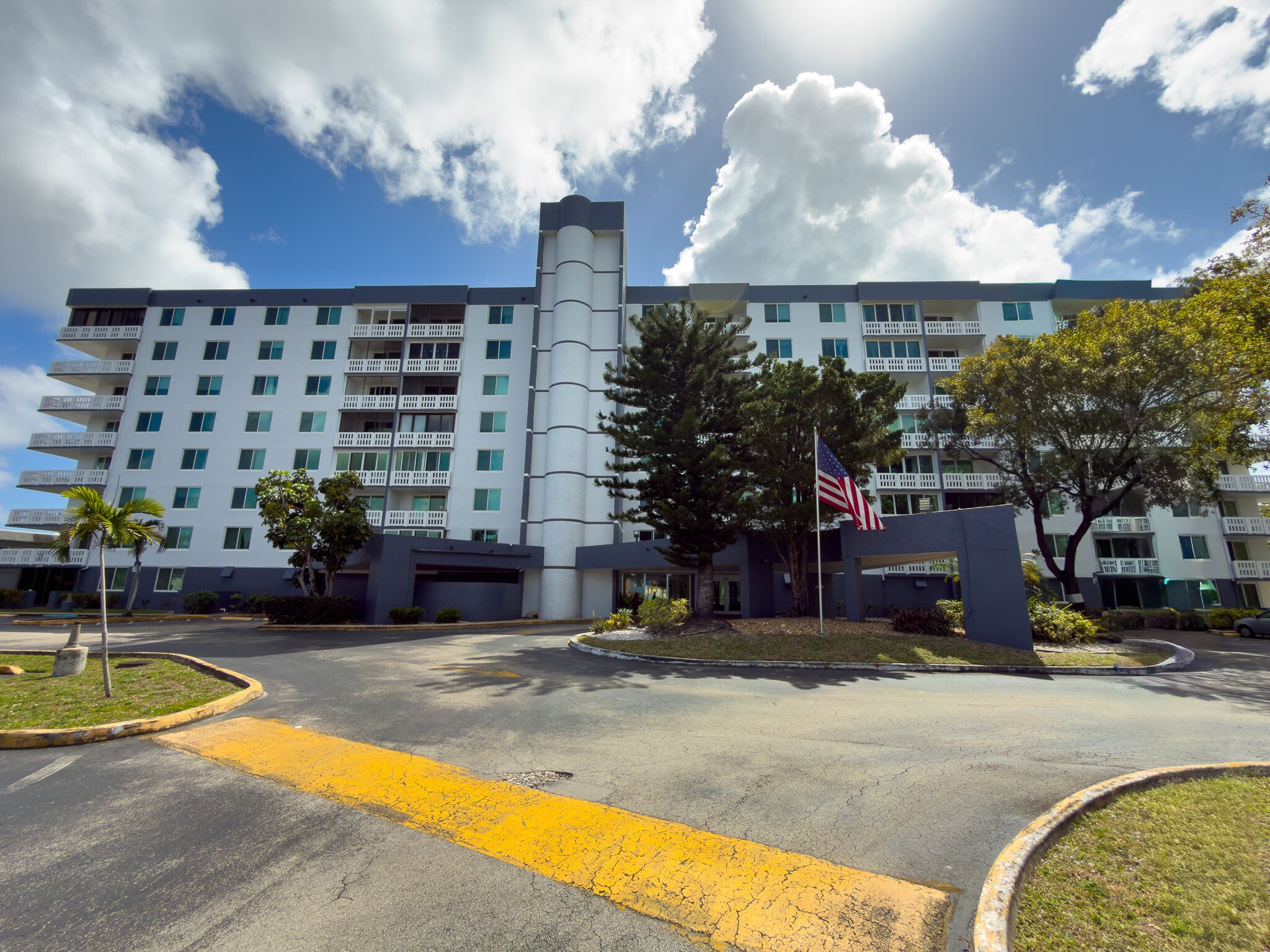 Building Photo - 919 Hillcrest Dr