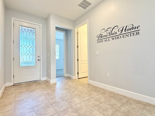 Building Photo - Lifestyle upgrade: Sleek 3Bedrooms/2Baths home in Leesburg’s Seasons at Hillside!