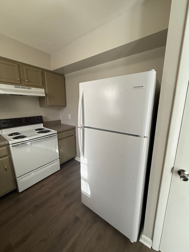 Building Photo - W Ray