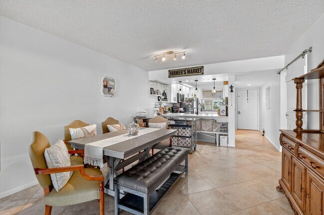 Building Photo - 6205 Balboa Cir