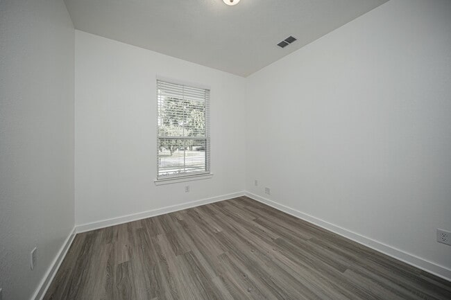 Building Photo - 1608 W 5th St