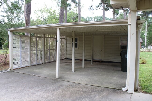 Building Photo - 1705 Hillcrest Dr W