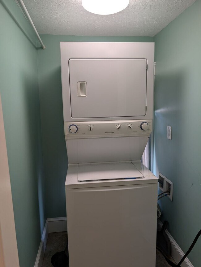 Building Photo - 2484 W 10th St