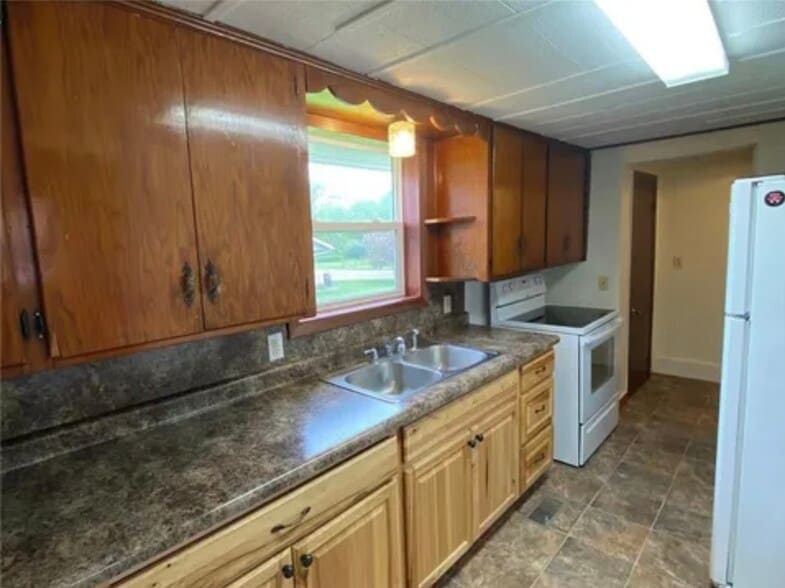 Building Photo - 214 S 4th Ave E