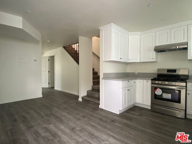 Building Photo - 4832 Rosewood Ave