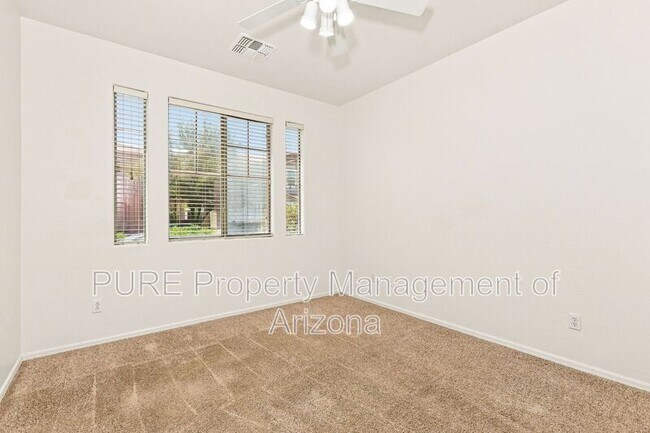 Building Photo - 1136 E Nickleback St