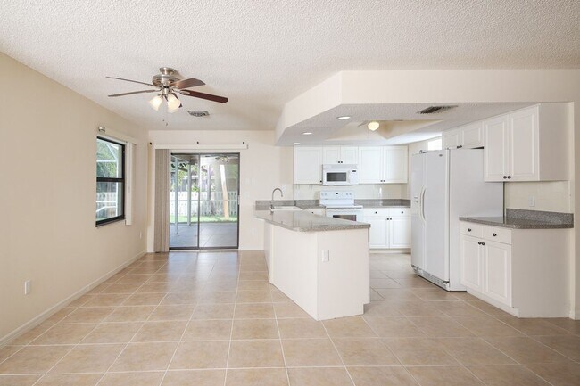 Building Photo - Englewood Annual Pool Home for Rent