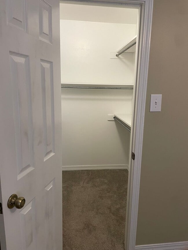 Building Photo - 2br 1 bath with washer dryer connections