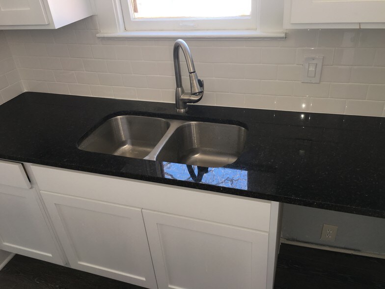 Building Photo - 506 E Guenther St